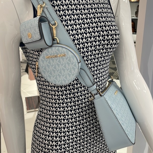 MICHAEL KORS 💙
Jet Set Travel Small Logo Shoulder crossbody Bag tech Pouches - Picture 9 of 13